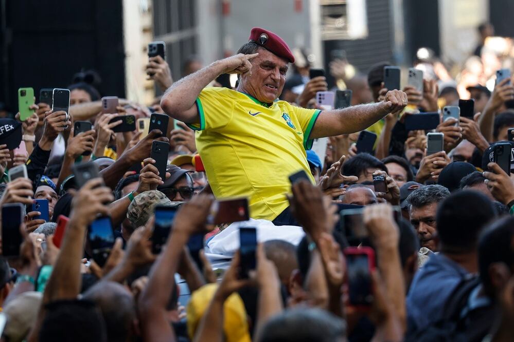 El expresidente brasileño Jair Bolsonaro participa en un acto multitudinario con simpatizantes este domingo en Río de Janeiro. Bolsonaro convocó a la marcha para defender la democracia y la libertad de expresión. FOTO: ANTONIO LACERDA. EFE