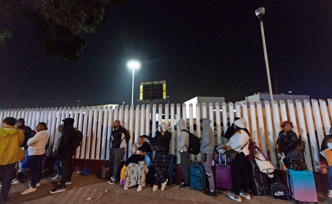 Migrantes en espera de asilo en Estados Unidos. Foto: Gregory Bull / AP