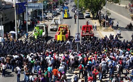 Retiran camiones que bloqueaban carretera de Oaxaca