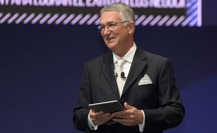 Ricardo Salinas dona 50 mil pesos a perritos de fundación; "espero que les sirva"