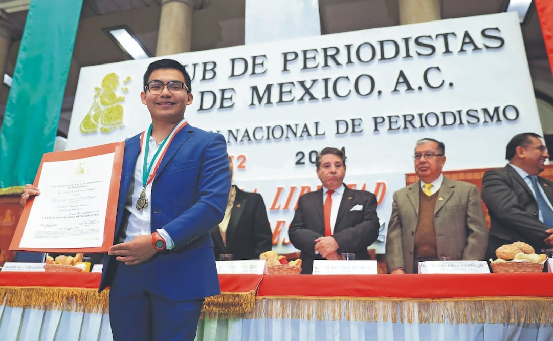 El Club de Periodistas de México reconoció a Uriel de Jesús Santiago, colaborador del Confabulario. Foto: de FERNANDA ROJAS. EL UNIVERSAL