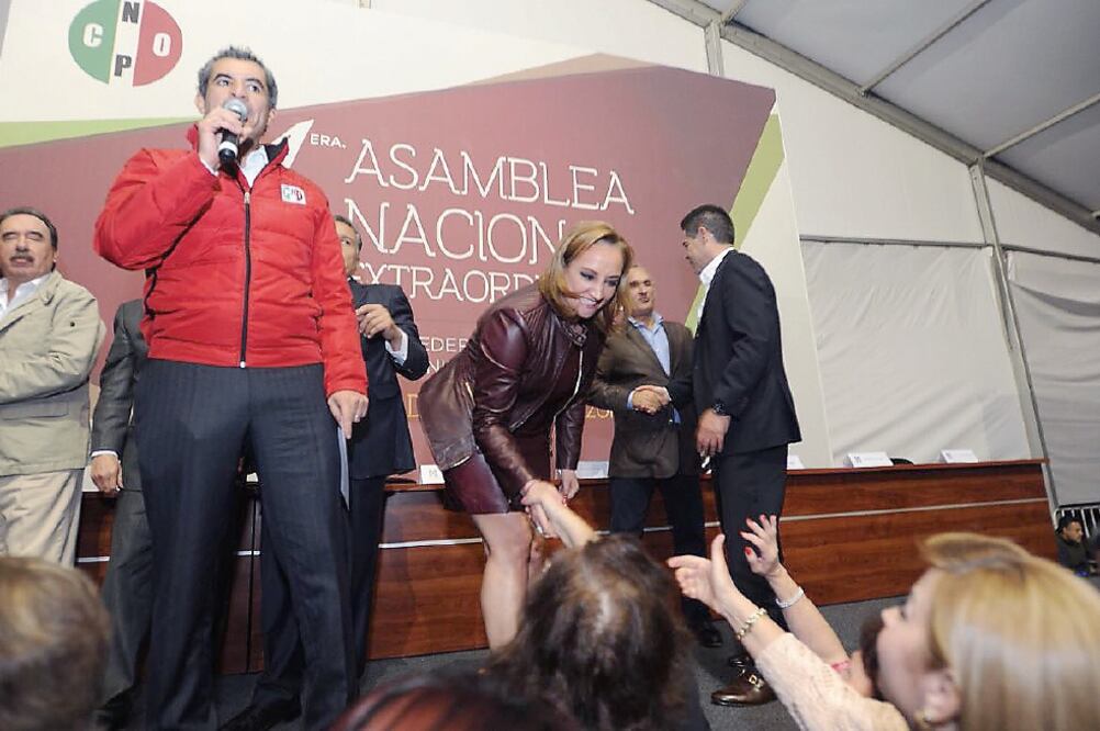 Claudia Ruiz Massieu reaparece ante los reflectores del priísmo como secreta r ia general del partido. A su lado, el presidente del tricolor, Enrique Ochoa Reza. (PRI)
