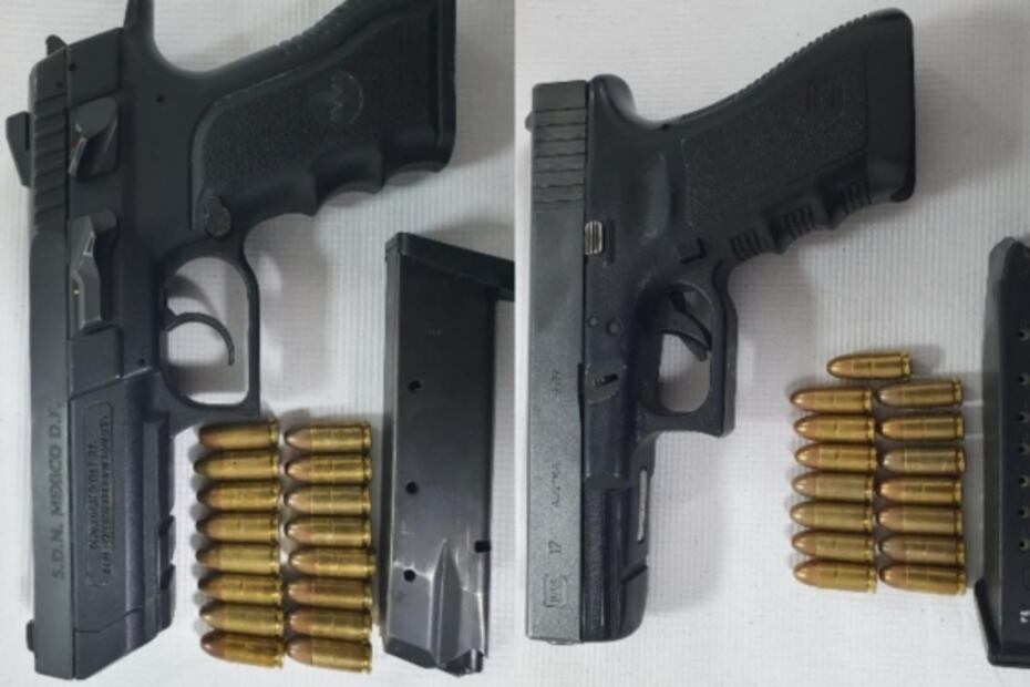 Sonríen para la foto: 3 presuntos policías son capturados en Ecatepec por traer armas de uso exclusivo del Ejército