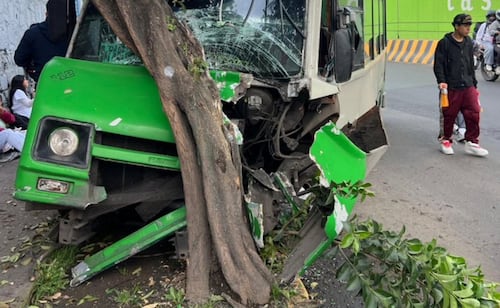 Microbús choca contra un árbol en Iztapalapa; deja 9 lesionados