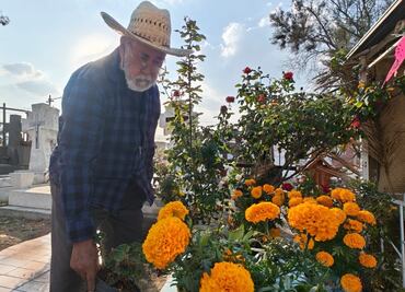 Día de Muertos: “Aquí está mi madre”, dice don José en el panteón de Mixquic