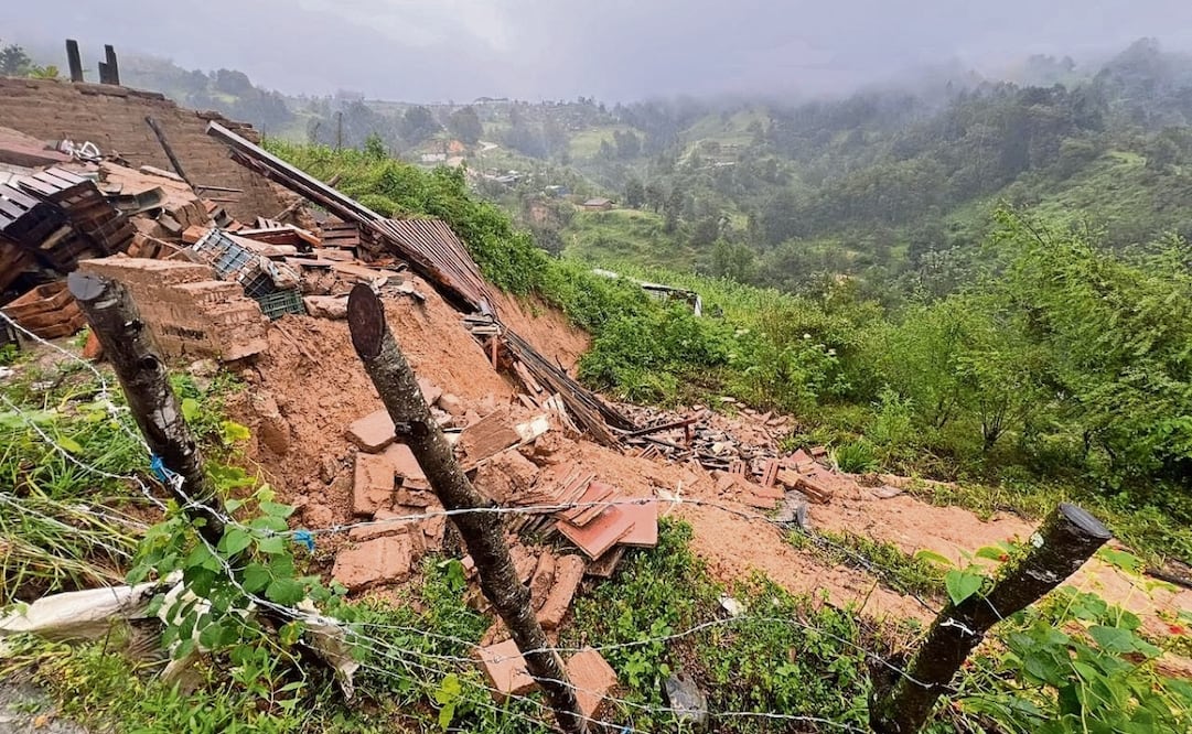 Las viviendas de más de 50 familias de Coicoyán de las Flores están en riesgo por deslaves, derrumbes y deslizamiento de la tierra. Foto: Especial