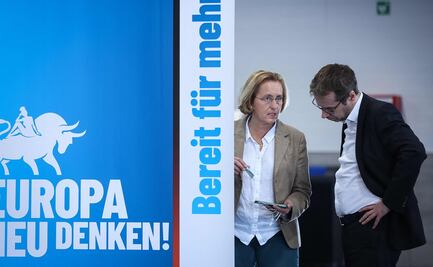 Manchan con heces a diputada de la ultraderecha alemana durante un acto