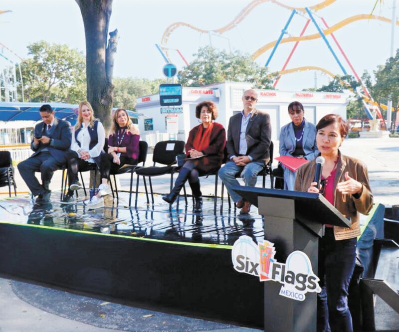 Funcionarios capitalinos asistieron a la presentación del Programa de Eliminación y Sustitución de Bolsas Plásticas y Desechables de Six Flags, ubicado en la alcaldía Tlalpan. Foto/ESPECIAL