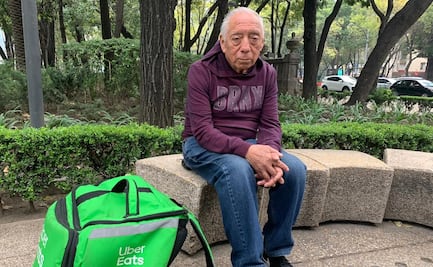 A sus 74 años realiza entregas de comida… ¡A pie!