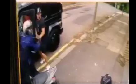 Compañero frustra asalto y defiende a Mezut Özil