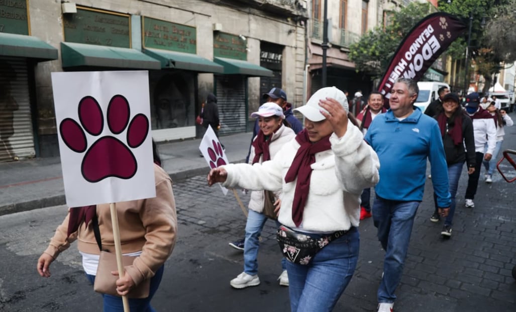 Simpatizantes de la presidenta Claudia Sheinbaum y de la Cuarta Transformación se desplazan al Zócalo de la Ciudad de México, para conmemorar siete años de la llegada del movimiento que encabezaba Andrés Manuel López Obrador a la Presidencia, el sábado 6 de diciembre de 2025. Foto: Carlos Mejía/EL UNIVERSAL