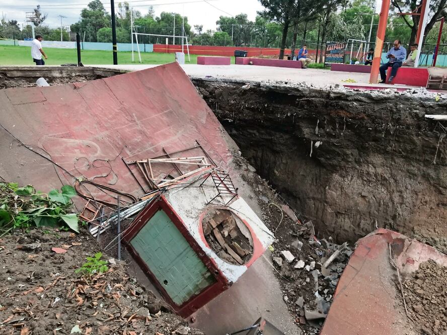Un socavón que se hizo más grande la mañana de este jueves provocó que el gimnasio del Deportivo Gertrudis Sánchez colapsara. Foto: Francisco Rodríguez / EL UNIVERSAL