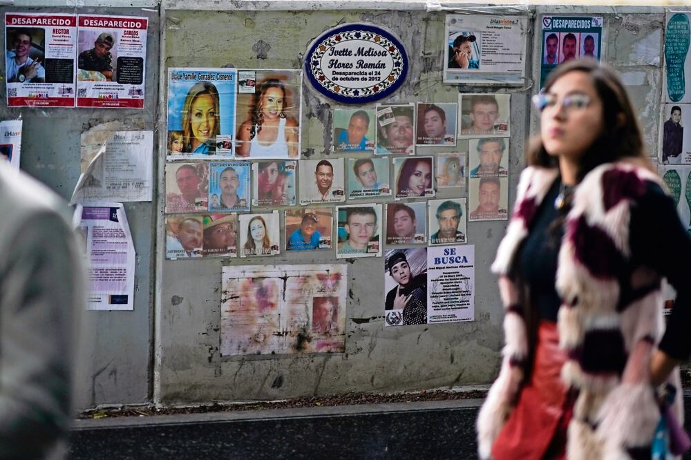 Una mujer frente a la oficina de la Fiscalía General, en la Ciudad de México. Foto: Eduardo Verdugo / AP