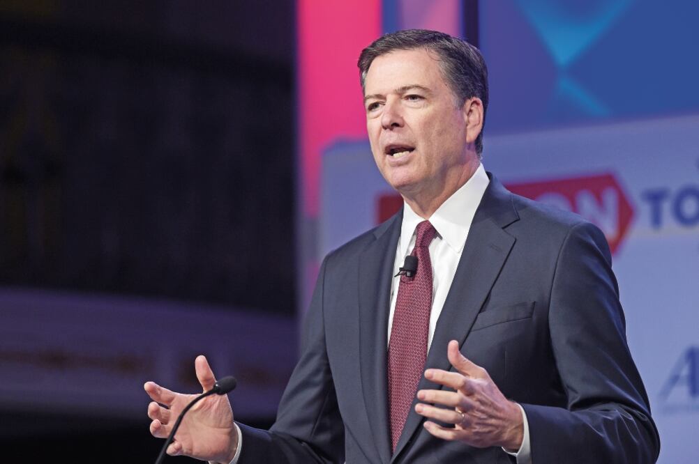 El ahora ex director general del FBI, James Comey, en un evento el lunes. El funcionario fue despedido por Trump, quien alegó “falta de confianza” (SUSAN WALSH. AP)