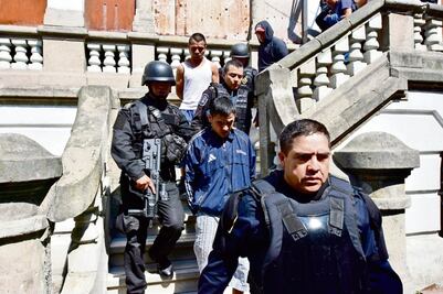 Hallan túneles en casona invadida de la Roma Norte