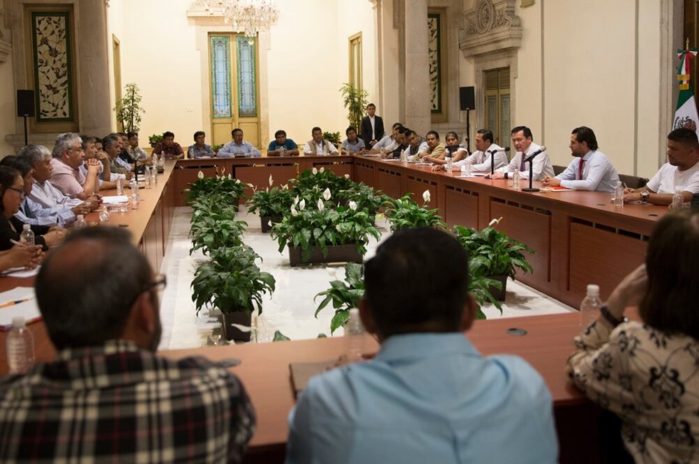 La reunión entre el secretario de Gobernación, Miguel Ángel Osorio Chong, y la comisión única negociadora de la CNTE lleva poco más de tres horas en el Salón Juárez de la Dependencia. Foto Especial