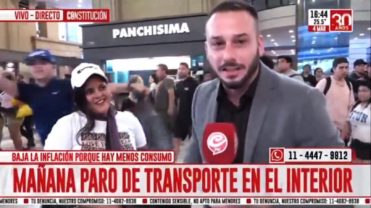 El periodista argentino Tomi Munaretto, en una transmisión en la que exhibió al canal por el bajo salario que recibe y la falta de prestaciones. FOTO: CAPTURA