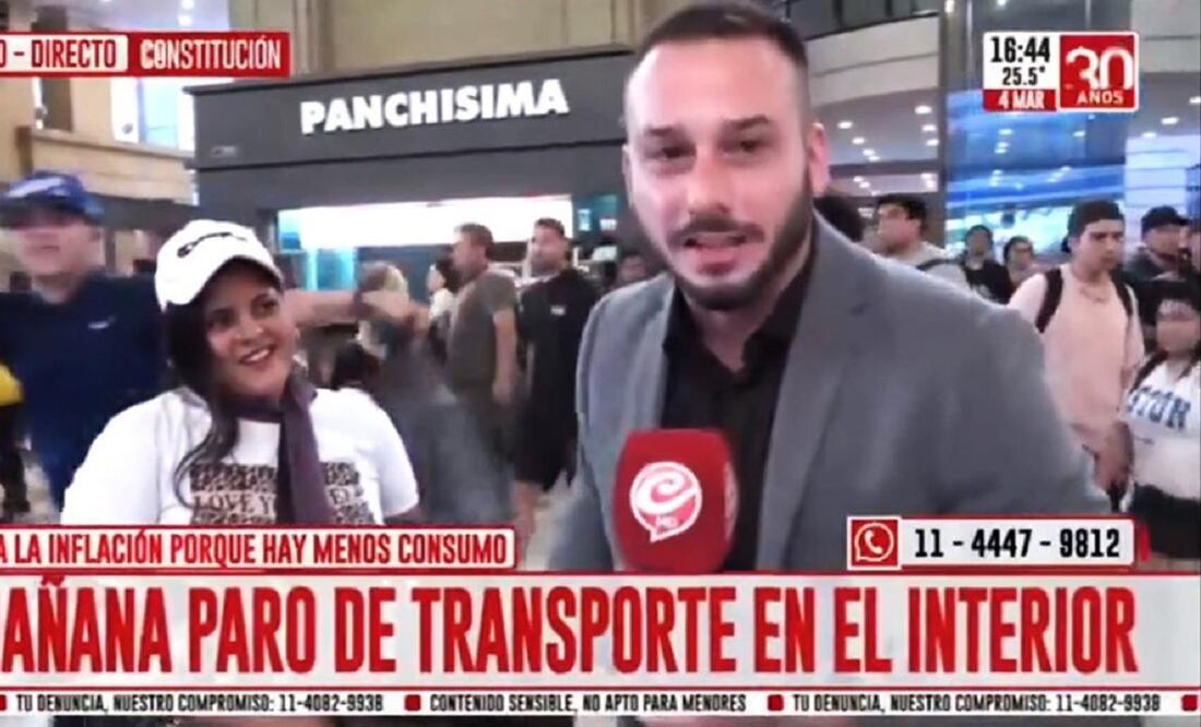 El periodista argentino Tomi Munaretto, en una transmisión en la que exhibió al canal por el bajo salario que recibe y la falta de prestaciones. FOTO: CAPTURA