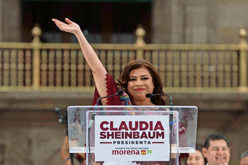 En su cierre de campaña en el Zócalo, Clara Brugada invitó a los simpatizantes a que el domingo llenen las urnas de votos para Morena.  Foto: Diego Simón | El Universal