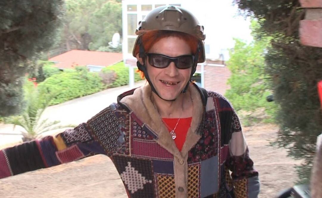 Camilo Blanes con extraño aspecto afuera de la casa donde vivió con su padre Camilo Sesto. Foro: Europa Press.