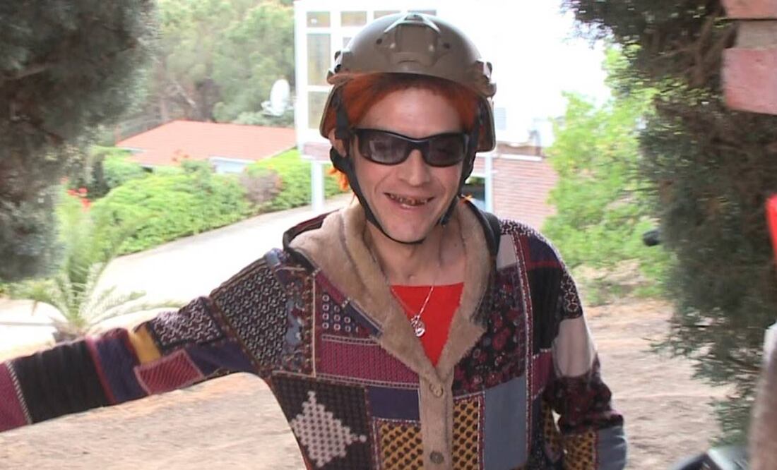 Camilo Blanes con extraño aspecto afuera de la casa donde vivió con su padre Camilo Sesto. Foro: Europa Press.