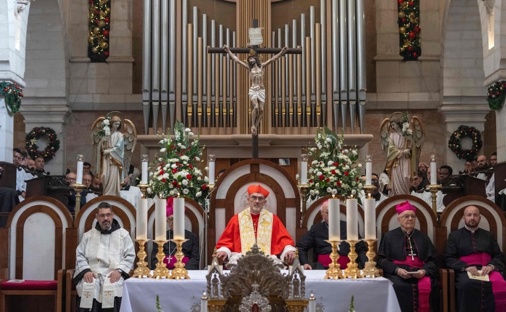 El patriarca latino de Jerusalén, el italiano Pierbattista Pizzaballa, ofició la misa navideña anual en la Iglesia de la Natividad de Belén, ciudad cisjordana ocupada por Israel, considerada la cuna de Jesucristo, el 24 de diciembre de 2025. Los scouts marcharon bajo un cielo azul despejado en Belén el 24 de diciembre de 2025, mientras la ciudad palestina emergía de la sombra de la guerra en Gaza para celebrar su primera Navidad festiva en más de dos años. Durante la guerra de Gaza, que comenzó con el ataque de Hamás a Israel en octubre de 2023, un tono sombrío marcó las Navidades en Belén, cuna bíblica de Jesucristo. Foto: AFP