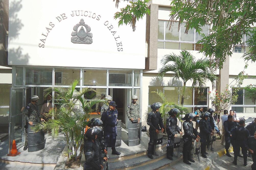 Más de 400 soldados y efectivos de las Fuerzas Armadas, de la Policía Militar y de la Policía de Honduras resguardaron la Corte Suprema en Tegucigalpa (JOSÉ MELÉNDEZ. EL UNIVERSAL)