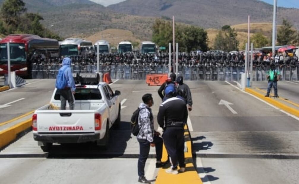 En imágenes, así fue el enfrentamiento con palos, piedras y hasta un tráiler entre normalistas y la GN