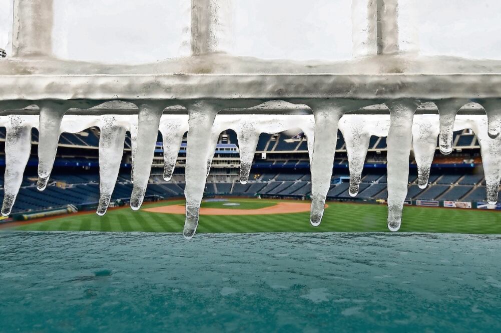 La nieve y la lluvia han afectado a los fanáticos de las Grandes Ligas (JOHN SLEEZER. AP)