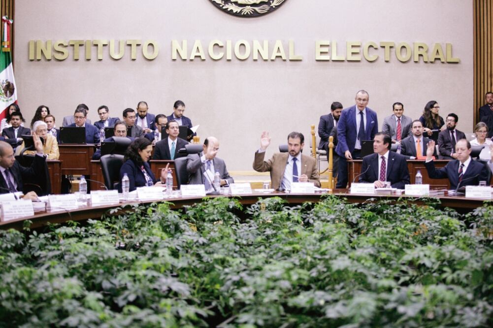 El proyecto de principios, que discutirá el Consejo General, plantea retener el cuidado de los datos personales de electores del INE, pues el Inai informó que por ahora no considera asumir esas atribuciones (ARCHIVO. EL UNIVERSAL)