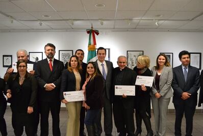 Da SRE becas a mexicanos en EU