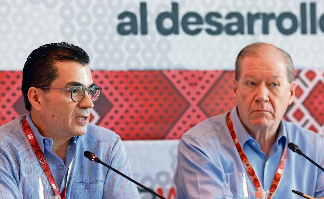 Eduardo Osuna, vicepresidente de la ABM, y Julio Carranza, presidente del organismo, en conferencia de prensa. Foto: Alex Cruz / EFE