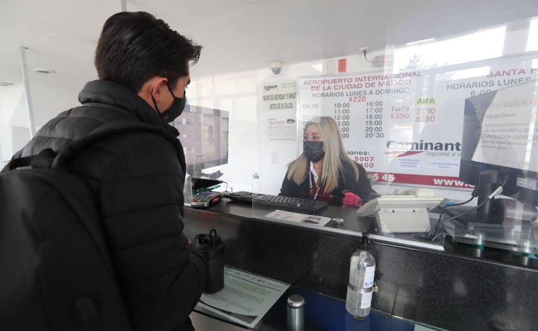 Foto: Jorge Alvarado/ Un pasajero comprando un boletó de autobús de Toluca al AIFA