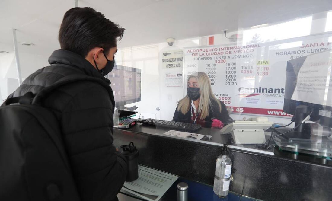 Foto: Jorge Alvarado/ Un pasajero comprando un boletó de autobús de Toluca al AIFA