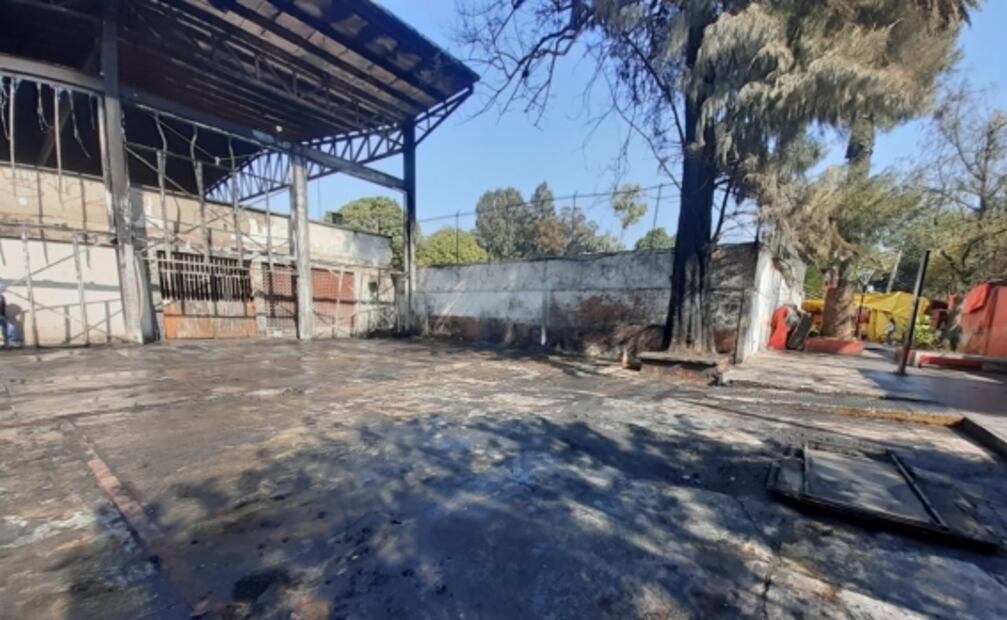Retiran escombros y limpian instalaciones tras incendio en mercado La Purísima en Iztapalapa 