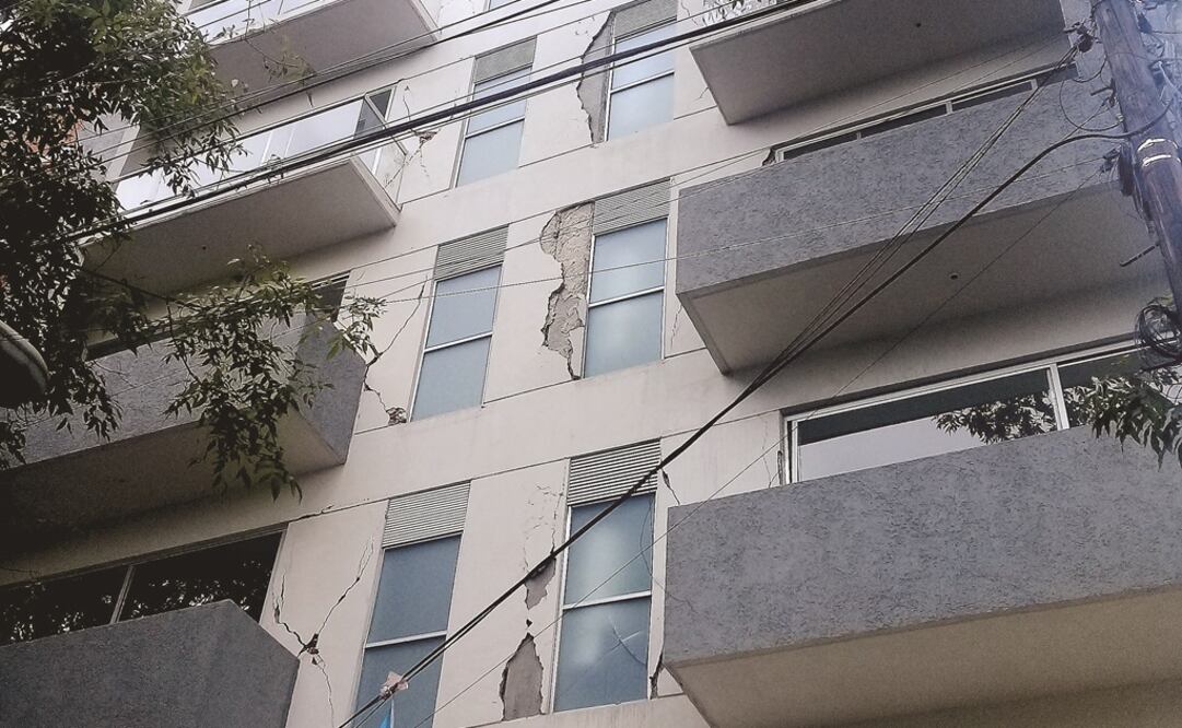 Sobre Eje Central hay otros inmuebles dañados estructuralmente que en recientes fechas terminaron de construirse y aún se ofrecen a la venta. (DIANA VILLAVICENCIO. EL UNIVERSAL)