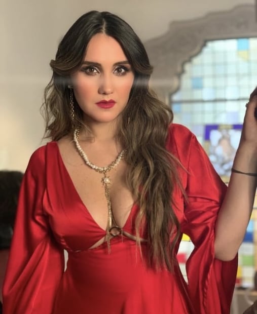 Hot mama, Dulce María incendia Instagram con escote cut out