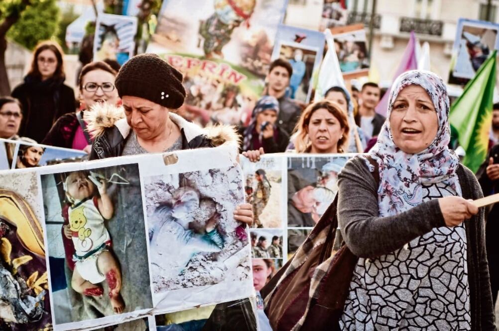 Los kurdos que viven en Grecia gritan consignas durante una protesta frente a las oficinas de la UE en Atenas. Ellos exigen una intervención internacional en la ciudad siria de Afrin (LOUISA GOULIAMAKI. AFP)