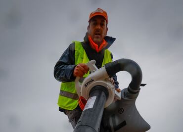 Playas en España se llenan de bolitas de plástico