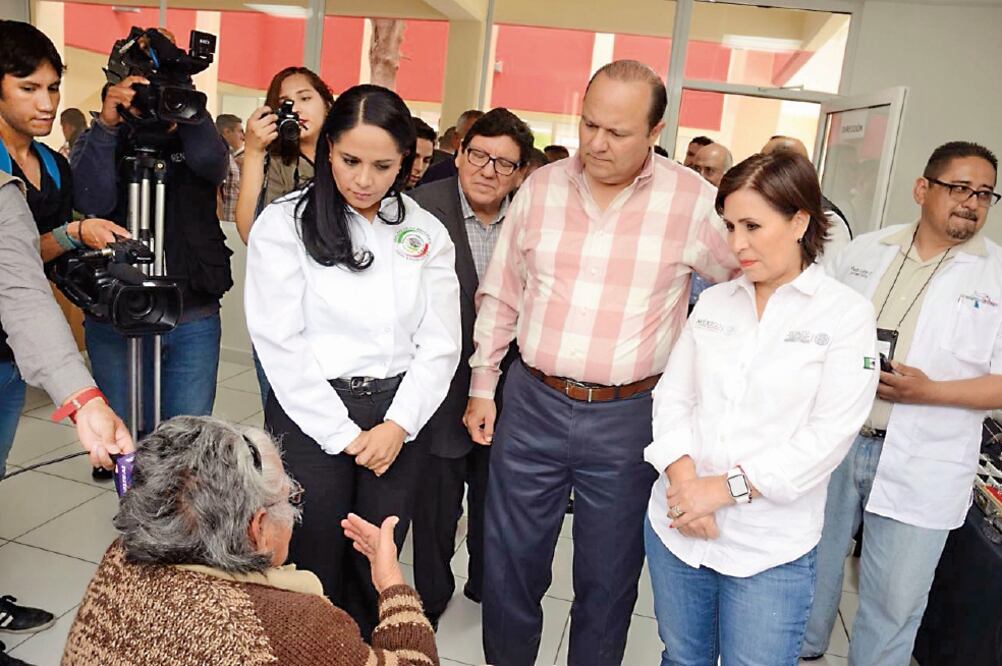 Lilia Merodio, durante la inauguración de las obras de mejoramiento de vivienda, en compañía de la titular de la Sedatu, Rosario Robles, y el gobernador César Duarte