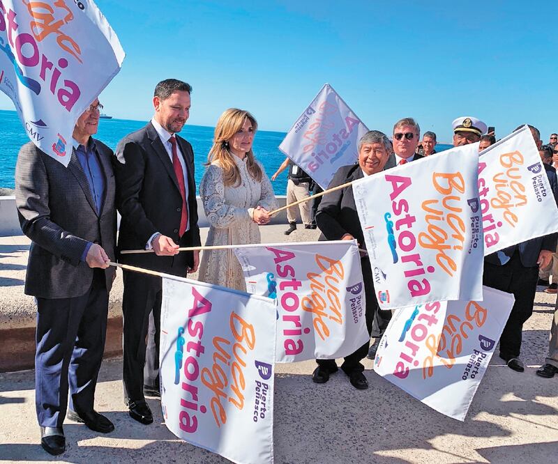 En el malecón Fundadores, autoridades encabezadas por la gobernadora Claudia Pavlovich dieron el banderazo de salida a la embarcación. Foto: Especial