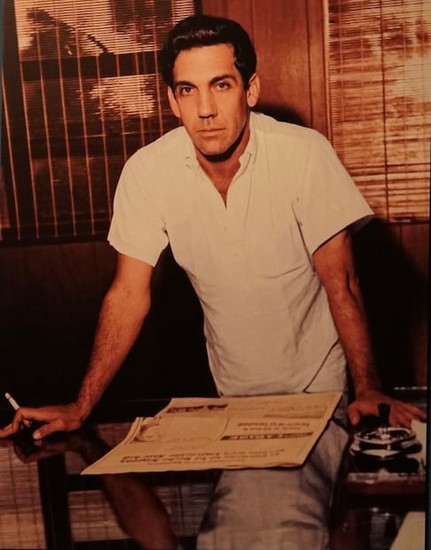 Álvaro Cepeda Samudio en la oficina de dirección de Diario del Caribe hacia 1962. Tomada del Catálogo de la exposición 100 años. Álvaro Cepeda Samudio. Mito, obra, fama (MAMB).