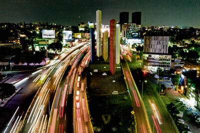 En penumbras y grafiteadas, las Torres de Satélite 