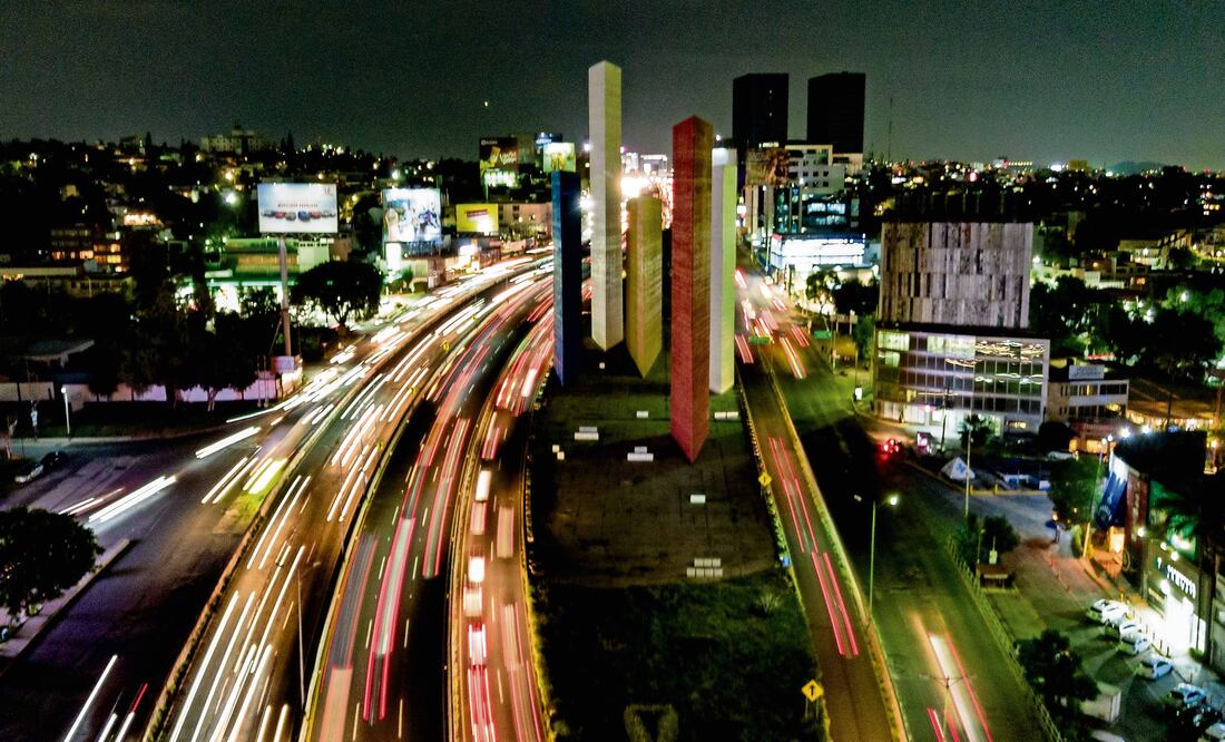 El conjunto de esculturas han permanecido en penumbras por seis años, luego de que la Comisión Federal de Electricidad (CFE) cortó el suministro de energía eléctrica que lo iluminaba.
Fotografía: VALENTE ROSAS Y YARETZY M. OSNAYA