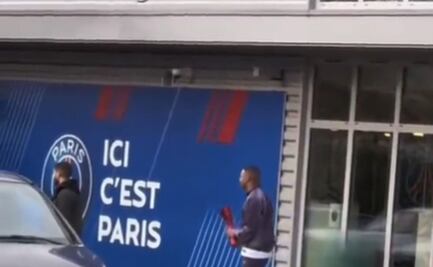VIDEO: Kylian Mbappé imitó al 'Dibu' Martínez y su gesto obsceno con un trofeo