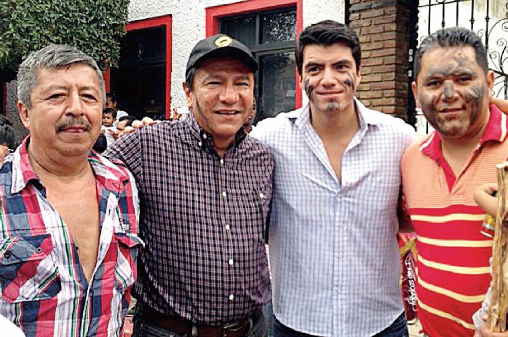 El alcalde (primero de der. a izq.) fue detenido en un restaurante en el que tuvo una reunión con Adán Casarrubias, de Guerreros Unidos (ARCHIVO EL UNIVERSAL)