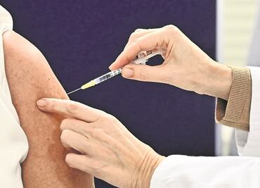 Tercera dosis de refuerzo de Pfizer protege contra variante ómicron, estudios