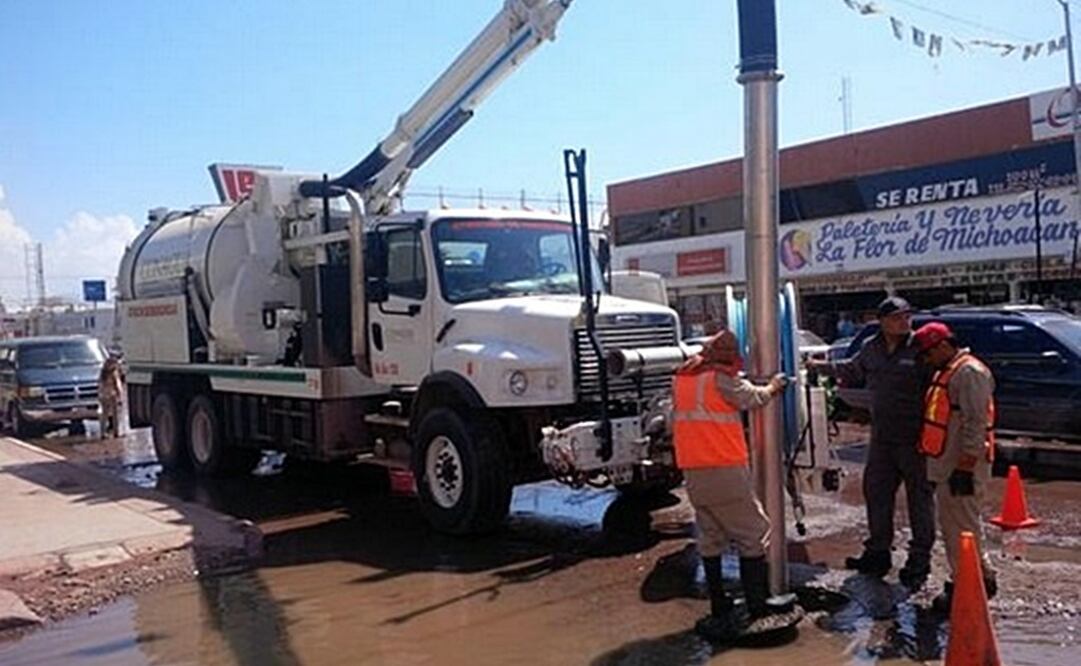 Trabajadores realizan labores de limpieza y desazolve a fin de evitar brotes epidemiológicos. /Amalia Escobar - EL UNIVERSAL