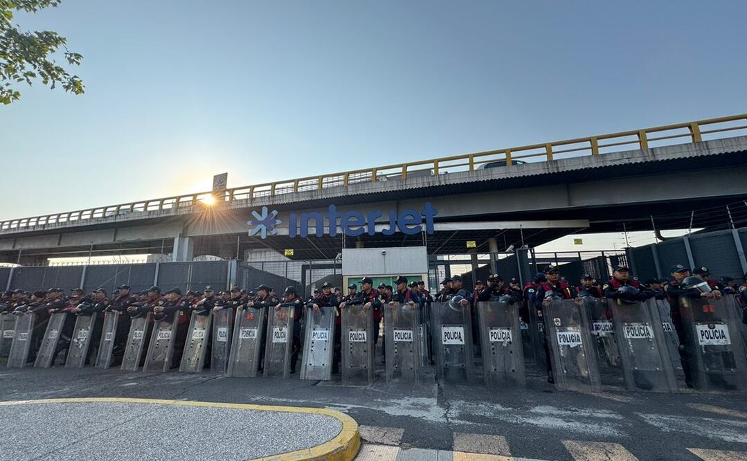 Policías de la Secretaría de Seguridad Ciudadana capitalina con escudos y cascos mantienen el resguardo de la terminal aérea número 1. Foto: Especial
