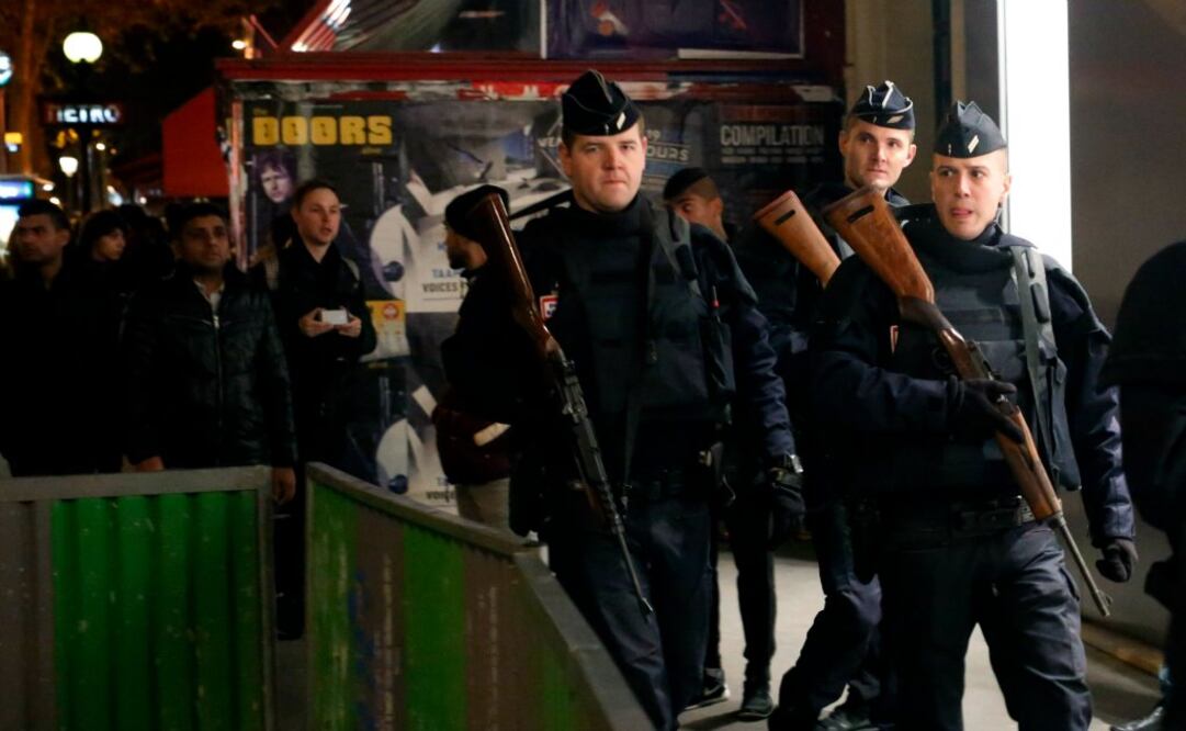 La Policía francesa patrulla la Plaza de la República. Foto: AP
